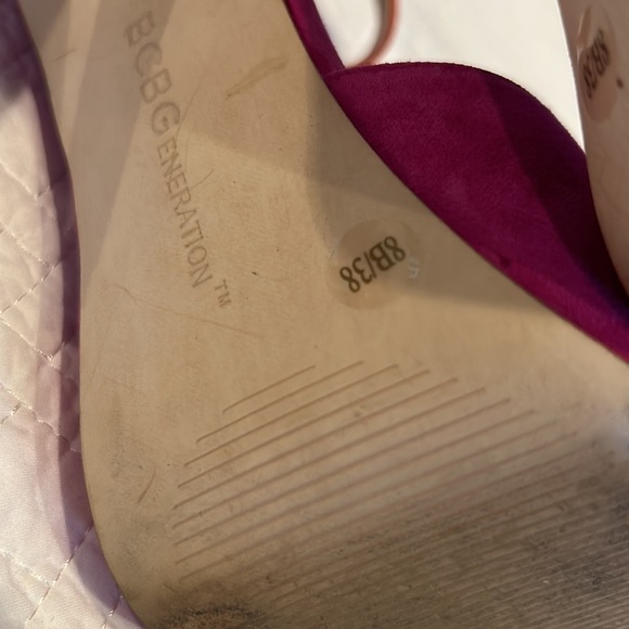 LIKE NEW BCBG suede platform high heels size 8 - Picture 7 of 11